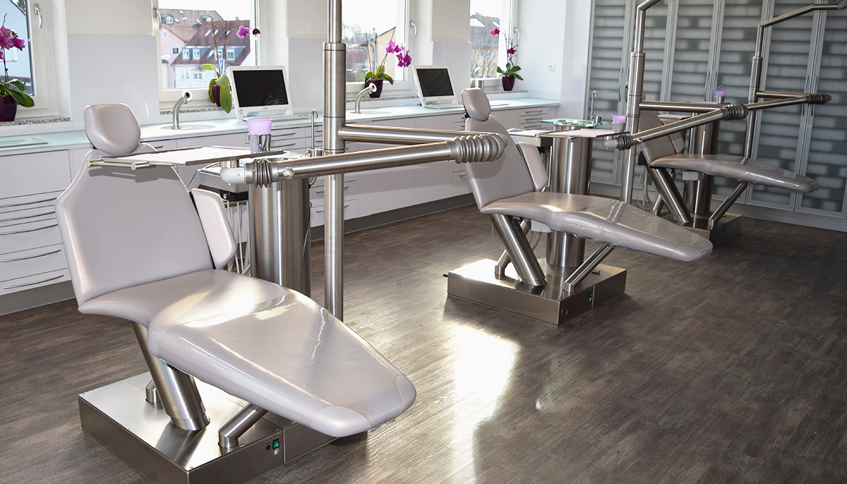 Das große Behandlungszimmer der kieferorthopädischen Praxis Dr. Jana Wachter in Karlsfeld bei München