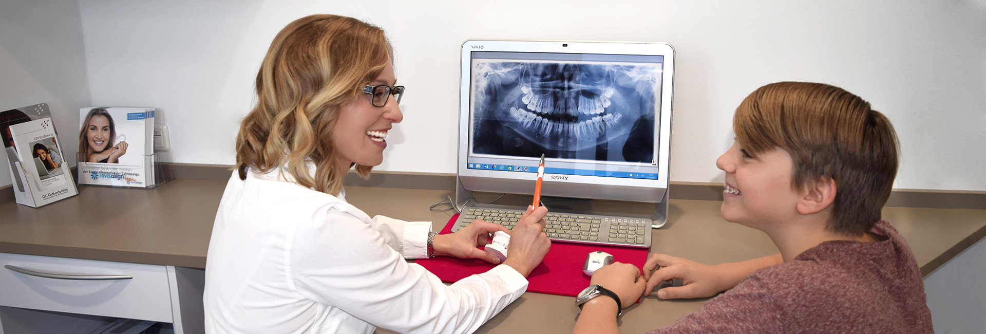  Die Kieferorthopädische Praxis Dr. Jana Wachter verhilft zu einem strahlenden Weiß