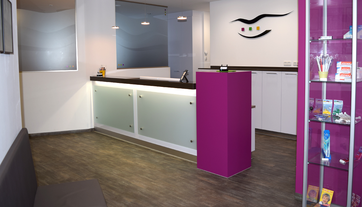 Empfang der kieferorthopädischen Praxis Dr. Jana Wachter in Karlsfeld bei München