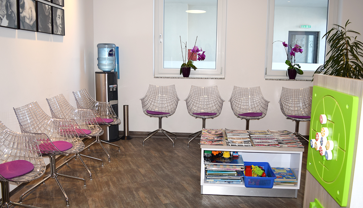 Wartezimmer der kieferorthopädischen Praxis Dr. Jana Wachter in Karlsfeld bei München